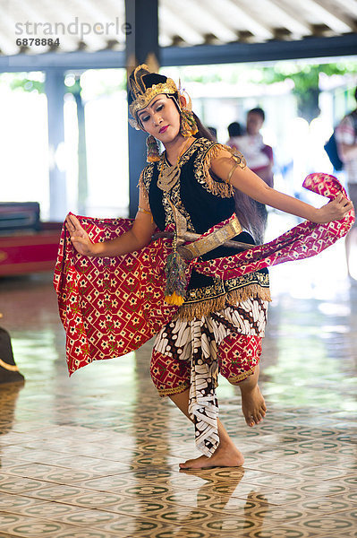 Frau  Tradition  tanzen  Palast  Schloß  Schlösser  zeigen  Südostasien  Asien  Indonesien  Java  Yogyakarta