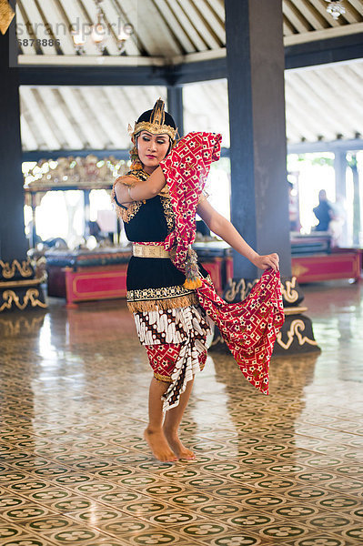 Frau  Tradition  tanzen  Palast  Schloß  Schlösser  zeigen  Südostasien  Asien  Indonesien  Java  Yogyakarta