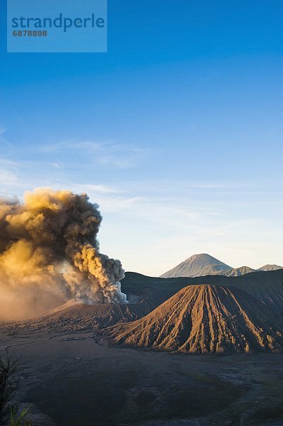 hoch  oben  senden  Himmel  Sonnenaufgang  Vulkanausbruch  Ausbruch  Eruption  Vulkan  Berg  Südostasien  Asche  Asien  Indonesien