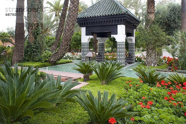 Fliesenboden Nordafrika Baum Hotel verziert Garten umgeben Storchschnäbel Marrakesch Afrika Marokko Messehalle