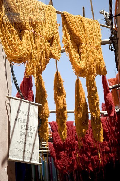 Nordafrika  Farbaufnahme  Farbe  hängen  trocken  Helligkeit  Marrakesch  Souk  Afrika  Marokko  Wolle