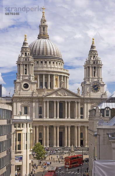 Zaunkönig  Troglodytes troglodytes  Europa  Großbritannien  London  Hauptstadt  Kathedrale  St. Pauls Cathedral  Design  Kolumbusstatue  England