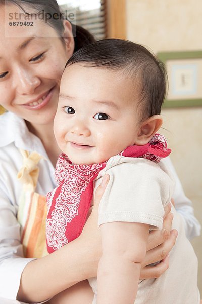 Junge - Person  auf dem Schoß sitzen  Baby