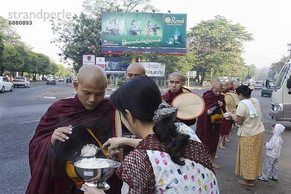 geselliges Beisammensein  Straße  Mönch  Myanmar  Asien