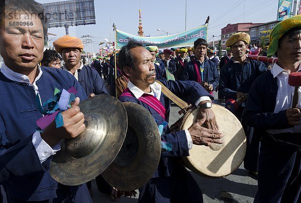 Tag  Menschlicher Vater  Musik  Ethnisches Erscheinungsbild  Myanmar  Asien  Kloster  Prozession