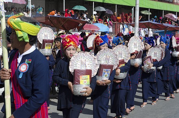 Frau  Tag  Menschlicher Vater  Ethnisches Erscheinungsbild  Myanmar  Asien  marschieren  Prozession