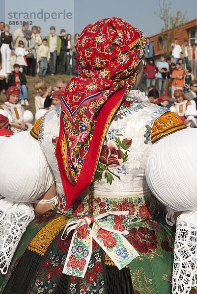 Europa  Frau  Tschechische Republik  Tschechien  Herbst  Fest  festlich  Kleidung  Festival  Mensch  Kleid