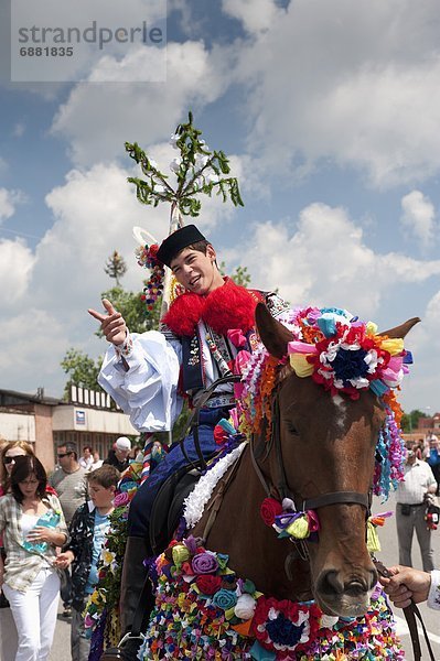 Europa  Mann  Unterstützung  fahren  Tschechische Republik  Tschechien  Kleidung  Festival  rufen  König - Monarchie  Mensch  Kleid  mitfahren