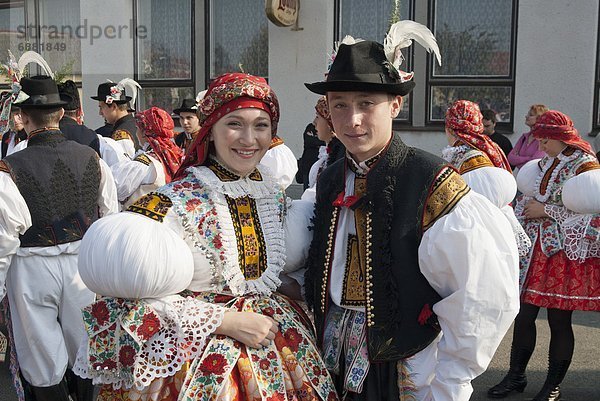Europa  Frau  Mann  Gesetz  Tschechische Republik  Tschechien  Herbst  Fest  festlich  Kleidung  Festival  Mensch  Kleid