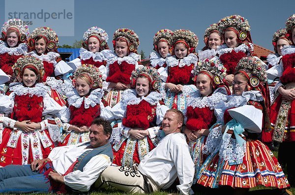 Europa  Mann  fahren  Tschechische Republik  Tschechien  Kleidung  Mädchen  Festival  König - Monarchie  Mensch  Kleid  mitfahren
