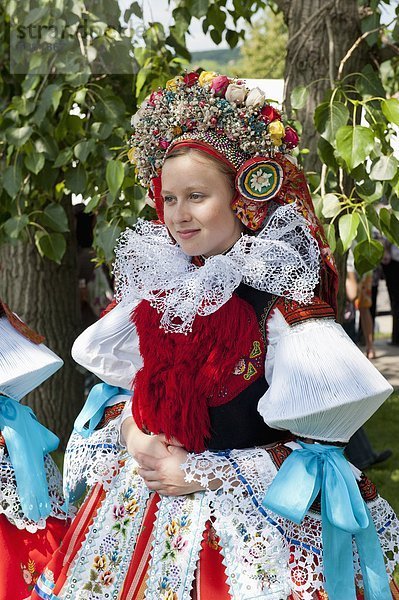 Europa  Frau  fahren  Tschechische Republik  Tschechien  Kleidung  Festival  König - Monarchie  Mensch  Kleid  mitfahren