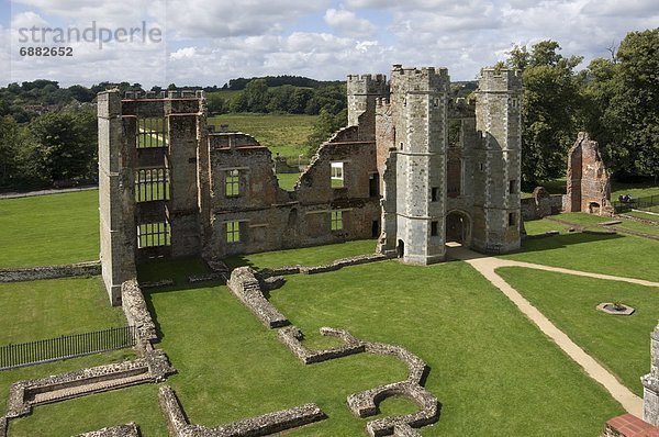 Binnenhafen  Europa  Palast  Schloß  Schlösser  Großbritannien  Eingang  Jahrhundert  Innenhof  Hof  England  West Sussex