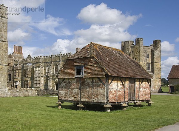 Getreidesilo  Mittelalter  Europa  Großbritannien  Ziegelstein  Eiche  Schutz  Ratte  Fliegenpilz  Amanita muscaria  Zugänglichkeit  England  West Sussex