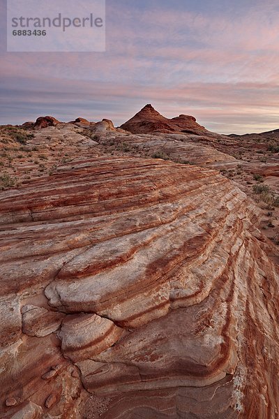 Vereinigte Staaten von Amerika  USA  Farbaufnahme  Farbe  Wolke  Sonnenaufgang  weiß  Nordamerika  Nevada  rot  glatt  Valley of Fire State Park  Sandstein