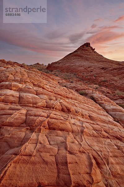 Vereinigte Staaten von Amerika  USA  Biegung  Biegungen  Kurve  Kurven  gewölbt  Bogen  gebogen  Sonnenaufgang  weiß  Nordamerika  Nevada  Valley of Fire State Park  Sandstein