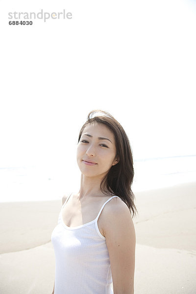 Frau  sehen  Strand  Blick in die Kamera  Honshu  Japan