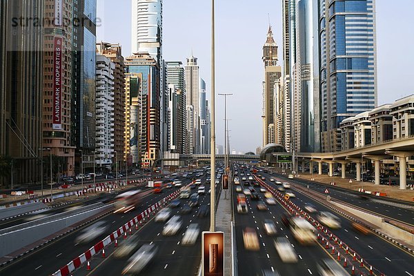 hoch  oben  Vereinigte Arabische Emirate  VAE  Gebäude  aufwärts  Fernverkehrsstraße  vorwärts  Naher Osten  Dubai  neu  Straßenverkehr
