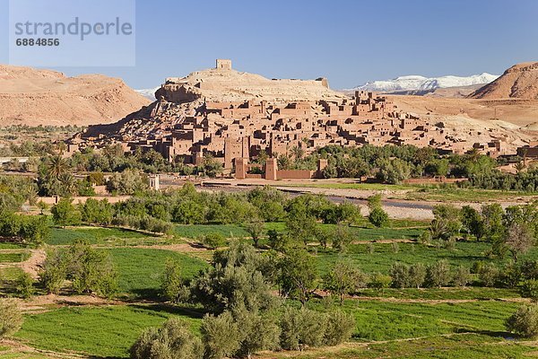 Nordafrika  Karawane  nebeneinander  neben  Seite an Seite  gebraucht  Stadt  Fluss  Nostalgie  Richtung  UNESCO-Welterbe  Afrika  antik  Campingwagen  Film  Kasbah  Ort  Marokko  Ouarzazate