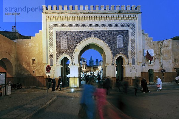 Fliesenboden  Fès  Fez  Großstadt  Torbogen  blau  Eingang  Afrika  Fes  Marokko