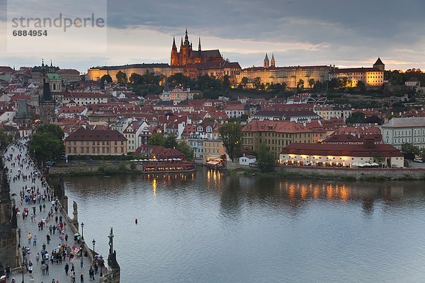 Prag  Hauptstadt  beleuchtet  Europa  Palast  Schloß  Schlösser  Nacht  Fluss  Tschechische Republik  Tschechien  Moldau  UNESCO-Welterbe  Karlsbrücke  Ortsteil