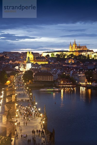 Prag  Hauptstadt  beleuchtet  Europa  Palast  Schloß  Schlösser  Nacht  Fluss  Tschechische Republik  Tschechien  Moldau  UNESCO-Welterbe  Karlsbrücke  Ortsteil