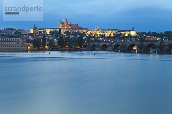 Prag  Hauptstadt  beleuchtet  Europa  Palast  Schloß  Schlösser  Nacht  Fluss  Tschechische Republik  Tschechien  Moldau  UNESCO-Welterbe  Karlsbrücke  Ortsteil