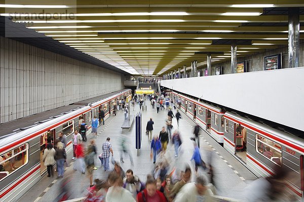 Prag  Hauptstadt  Europa  ankommen  Tschechische Republik  Tschechien  Unterführung  Metro  Haltestelle  Haltepunkt  Station  Zug