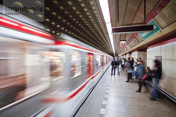 Prag  Hauptstadt  Europa  Zukunft  Dekoration  Tschechische Republik  Tschechien  Unterführung  Metro  Haltestelle  Haltepunkt  Station