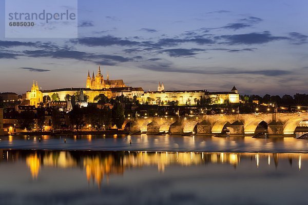 Prag  Hauptstadt  beleuchtet  Europa  Palast  Schloß  Schlösser  Nacht  Brücke  Tschechische Republik  Tschechien  UNESCO-Welterbe  Ortsteil