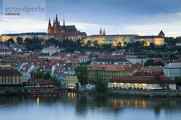 Prag  Hauptstadt  beleuchtet  Europa  Palast  Schloß  Schlösser  Abend  Fluss  Tschechische Republik  Tschechien  Moldau  UNESCO-Welterbe  Ortsteil