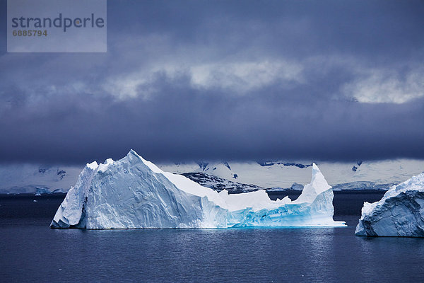 Eisberg  dahintreibend  Antarktis  Halbinsel