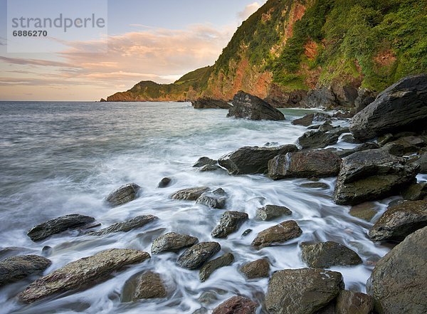 hoch oben Wasserrand Europa Felsen Großbritannien Gezeiten Bucht Devon England Wellen brechen