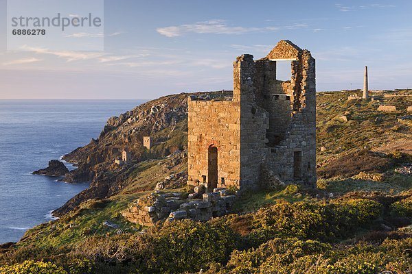 nahe  Europa  Großbritannien  Steilküste  verlassen  Bergwerk  Grube  Gruben  Cornwall  England  Zinn