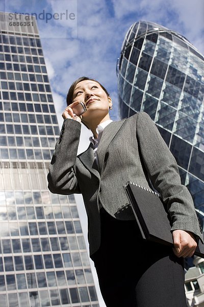 Junge Frau am Telefon