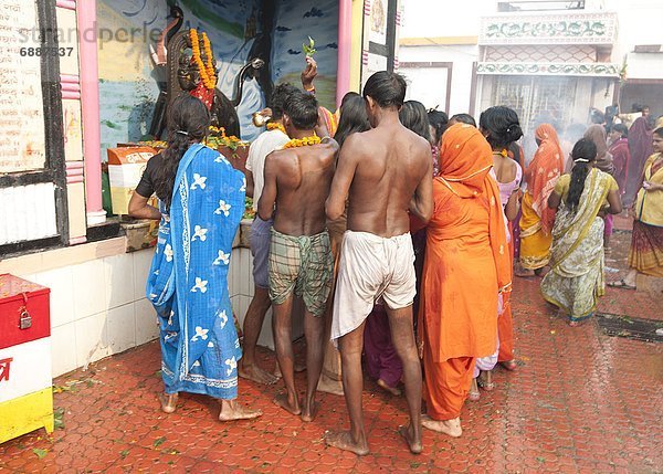 Morgen  Hingebung  Fluss  Hinduismus  Puja  Pilgerer  Asien  Bihar  Indien  Schrein