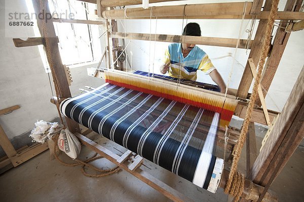 Farbaufnahme Farbe Mann weben Asien Indien Sari Seide