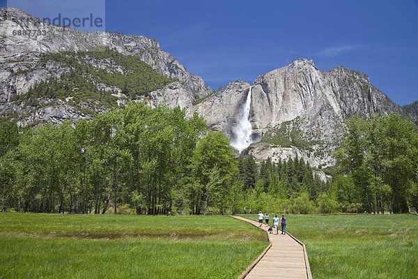 nahe  Mensch  Menschen  gehen  Holzweg  Wasserfall  Yosemite Nationalpark