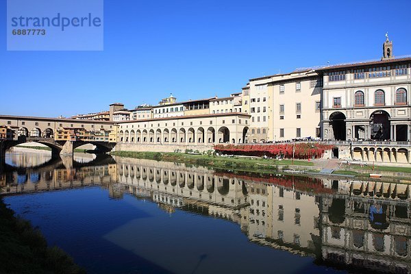 Europa  Fluss  Spiegelung  Galerie  Arno  UNESCO-Welterbe  Florenz  Italien  rechts  Toskana  Uffizien