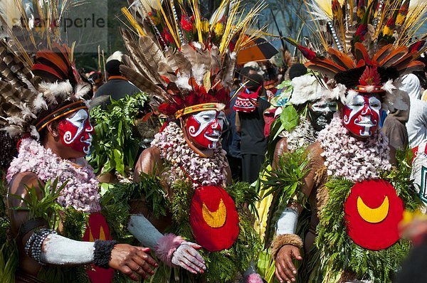 Fest  festlich  Tradition  Kleidung  Gesang  streichen  streicht  streichend  anstreichen  anstreichend  Pazifischer Ozean  Pazifik  Stiller Ozean  Großer Ozean  Guinea  Highlands  neu
