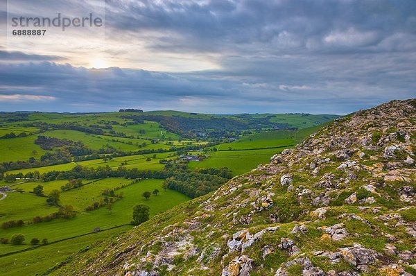 nahe  Wolke  Großbritannien  Tal  Fluss  Derbyshire  England  Peak District National Park