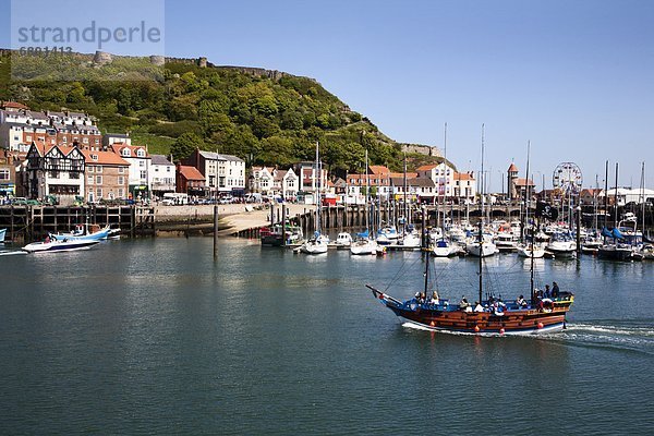 Hafen  reinkommen  Europa  Fröhlichkeit  Großbritannien  Schiff  Pirat  Yorkshire and the Humber  Kreuzfahrtschiff  England  North Yorkshire  Scarborough