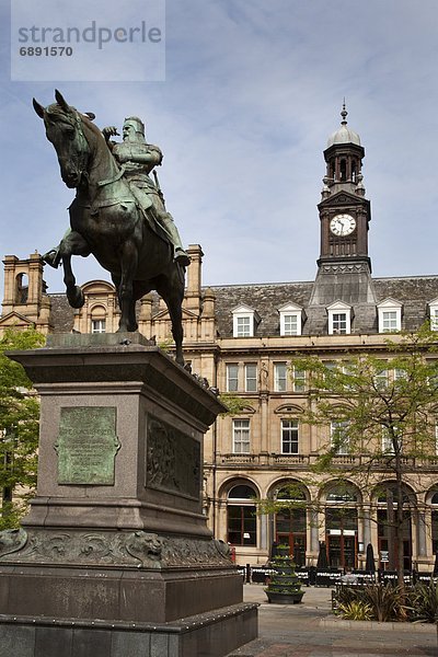 Europa  Großbritannien  Großstadt  schwarz  Quadrat  Quadrate  quadratisch  quadratisches  quadratischer  Statue  Yorkshire and the Humber  England  Leeds  Prinz  West Yorkshire