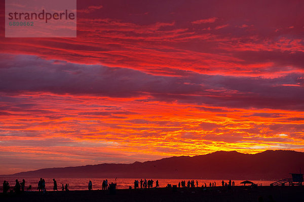 Menschen am Strand bei Sonnenuntergang  Santa Monica  Kalifornien  usa