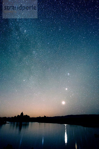 Sternenhimmel bei Nacht  Mono Lake  Kalifornien  usa