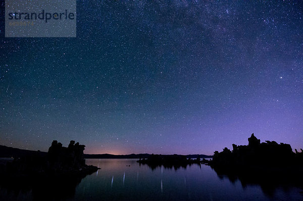 Sternenhimmel bei Nacht  Mono Lake  Kalifornien  usa
