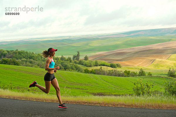 Junge Frau in der Landschaft von Palouse Hills  Washington  USA