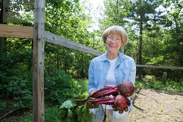 Frau mit Rote Beete in der Hand