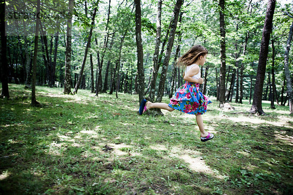 Mädchen beim Laufen im Wald