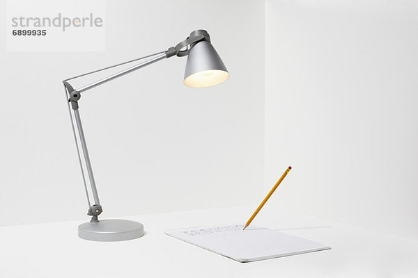 Lampe  Bleistift und Papier