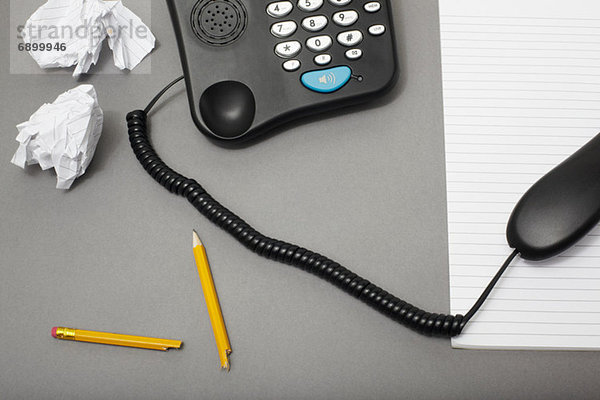 Büro-Festnetztelefon mit Bleistift und Papier  hoher Winkel